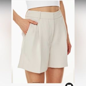 Aritzia The Effortless 5" Short™
High-waisted pleated shorts